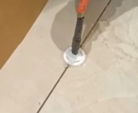 唐山瓷砖空鼓维修公司专业解答瓷砖在铺贴过程中，如果没有涂抹均匀到位的粘结材料（如水泥砂浆或瓷砖胶），可能会导致以下问题